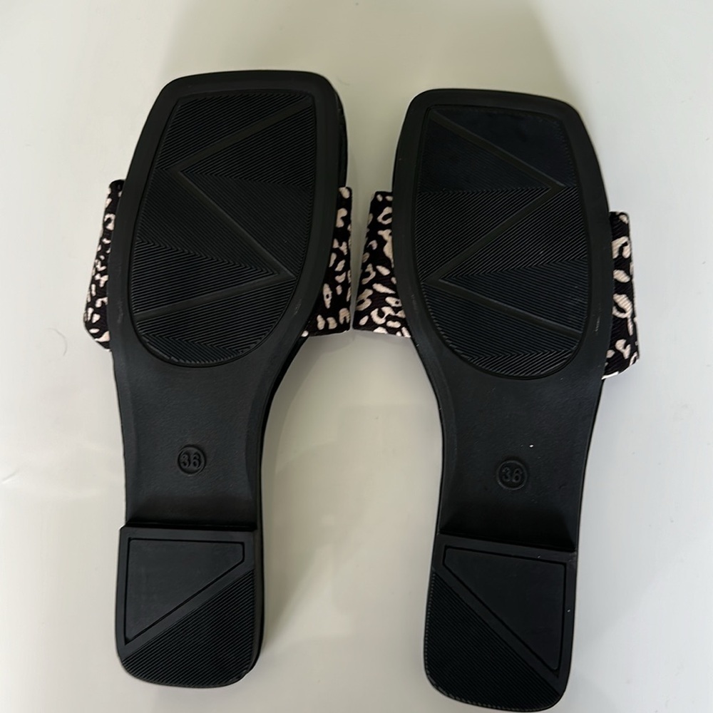 Canvas cheetah pattern flat slides - Picture 4 of 4